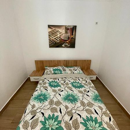 Militari Comfort Studio Roşu Kültér fotó